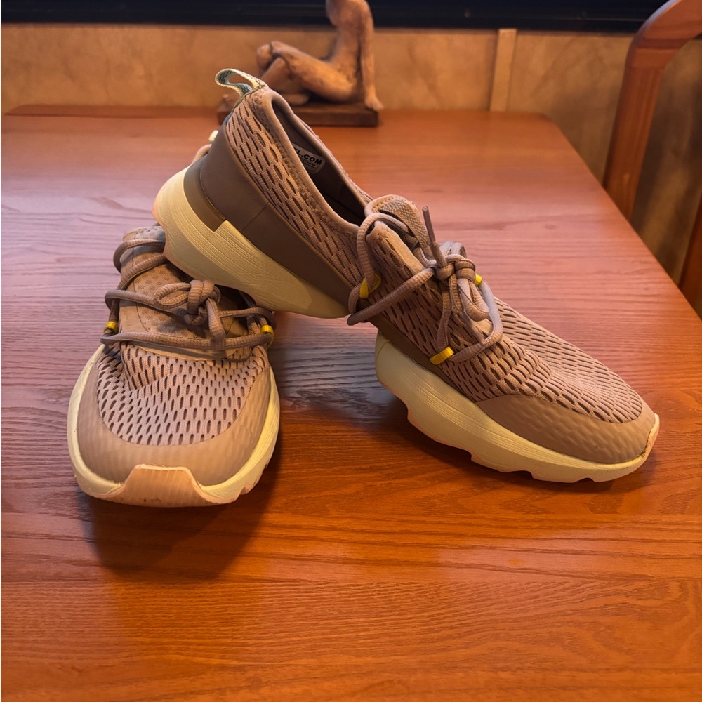 Sorel Kinetic Light Gray Athletic Shoes